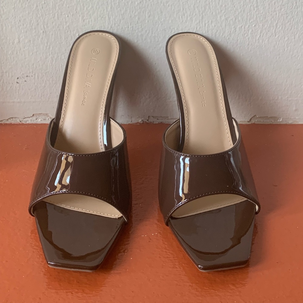 NEW Womens Brown Patent Leather Heels Size 10